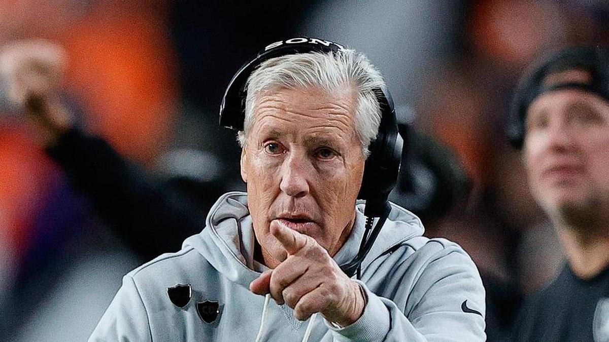  Nov 6, 2025; Denver, Colorado, USA; Las Vegas Raiders head coach Pete Carroll gestures in the fourth quarter against the Denver Broncos at Empower Field at Mile High. Mandatory Credit: Isaiah J. Downing-Imagn Images | Isaiah J. Downing-Imagn Images 