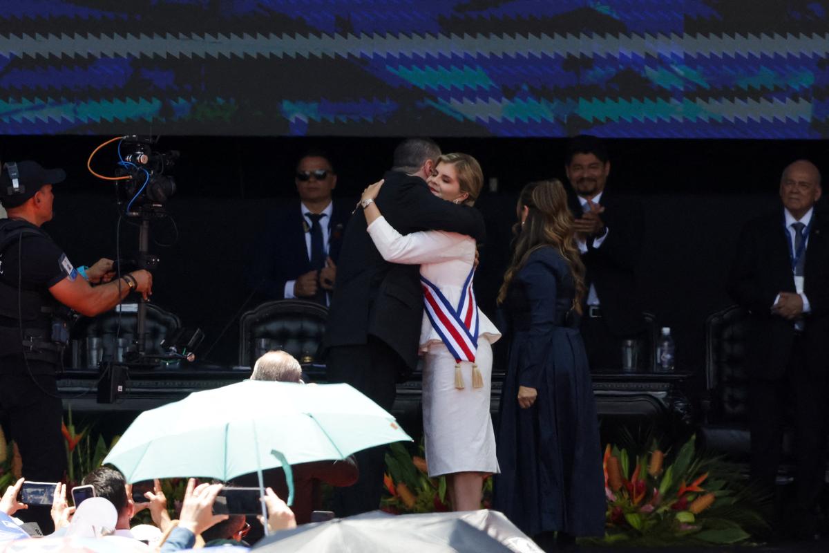 Costa Rica's outgoing President Rodrigo Chaves greets newly elected President Laura Fernandez during her inauguration ceremony at the Estadio Nacional in San Jose, Costa Rica, May 8, 2026. REUTERS/Mayela Lopez