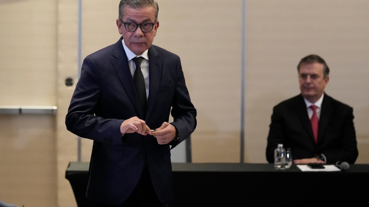 El delegado de la oposición venezolana, Gerardo Blyde Pérez, se prepara para firmar un acuerdo para crear un fondo administrado por la ONU para financiar programas de salud, alimentación y educación para los pobres, durante una ceremonia en un hotel en la Ciudad de México, el sábado 26 de noviembre de 2022. El acuerdo firmado por representantes del presidente venezolano Nicolás Maduro y la oposición marcó la reanudación de negociaciones estancadas durante mucho tiempo destinadas a encontrar un camino común para salir de la compleja crisis de su país. El gobierno de EE. UU., en respuesta, acordó permitir que el gigante petrolero Chevron bombeara petróleo venezolano. (Foto AP/Fernando Llano)