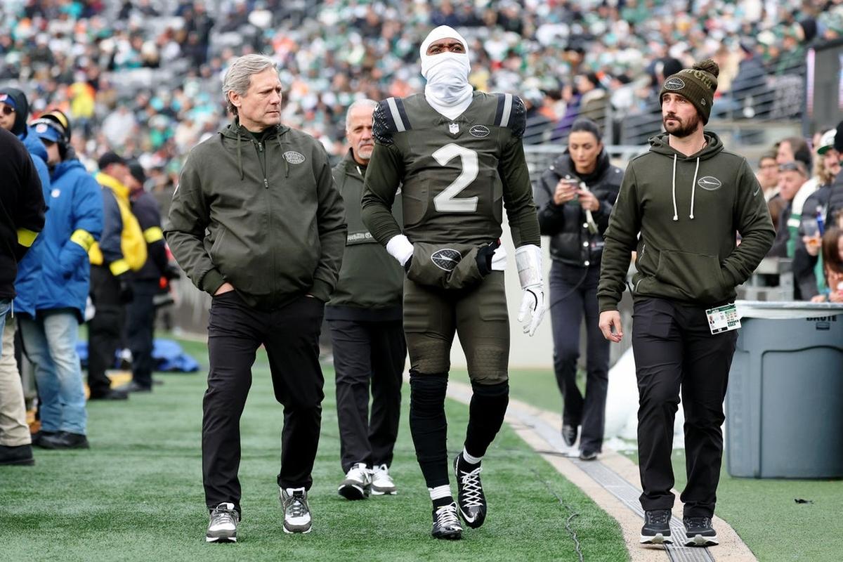 NFL: Miami Dolphins at New York Jets. Dec 7, 2025; East Rutherford, New Jersey, USA; New York Jets quarterback Tyrod Taylor (2) walks off the field after an apparent injury during the first half at MetLife Stadium. Mandatory Credit: Vincent Carchietta-Imagn Images