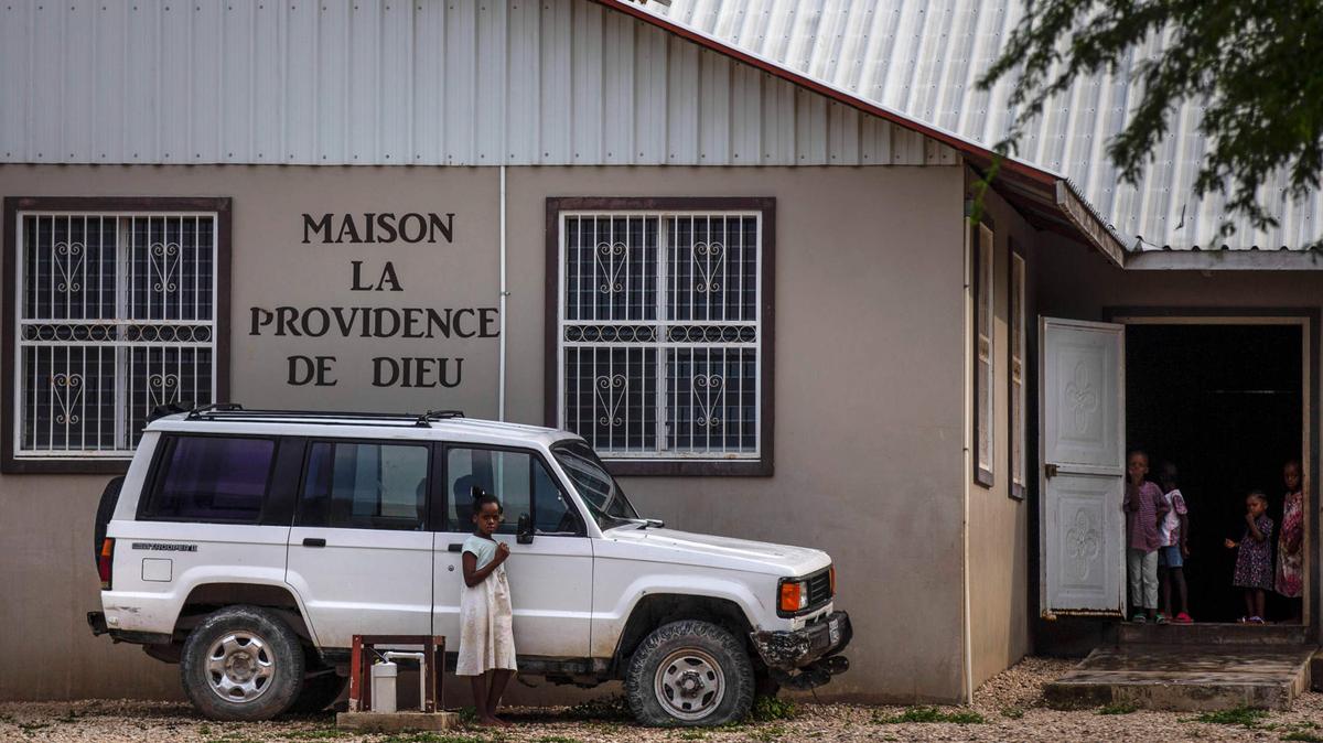 Niños en el patio del orfanato Maison La Providence de Dieu en Ganthier, Croix-des-Bouquets, Haití, el domingo 17 de octubre de 2021, donde una banda secuestró a 17 misioneros de una organización estadounidense. (AP Foto/Joseph Odelyn)