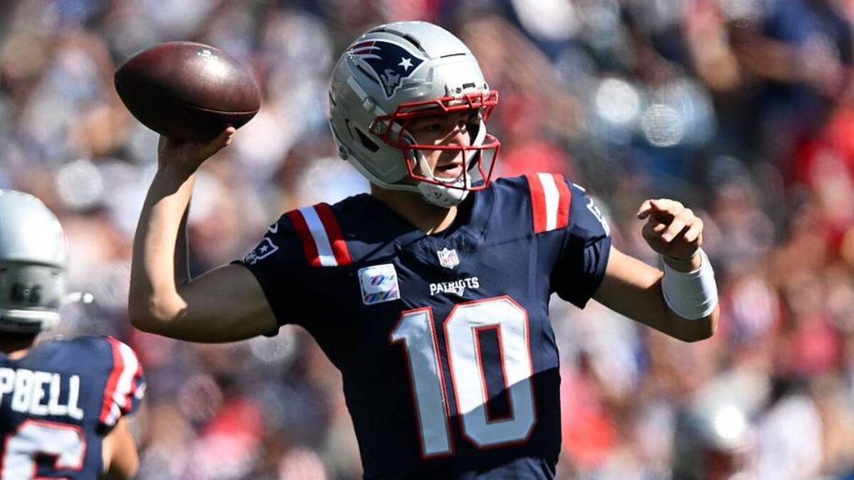  Sep 28, 2025; Foxborough, Massachusetts, USA; New England Patriots quarterback Drake Maye (10) looks to throw against the Carolina Panthers during the first half at Gillette Stadium. Mandatory Credit: Brian Fluharty-Imagn Images | IMAGN IMAGES via Reuters Connect 