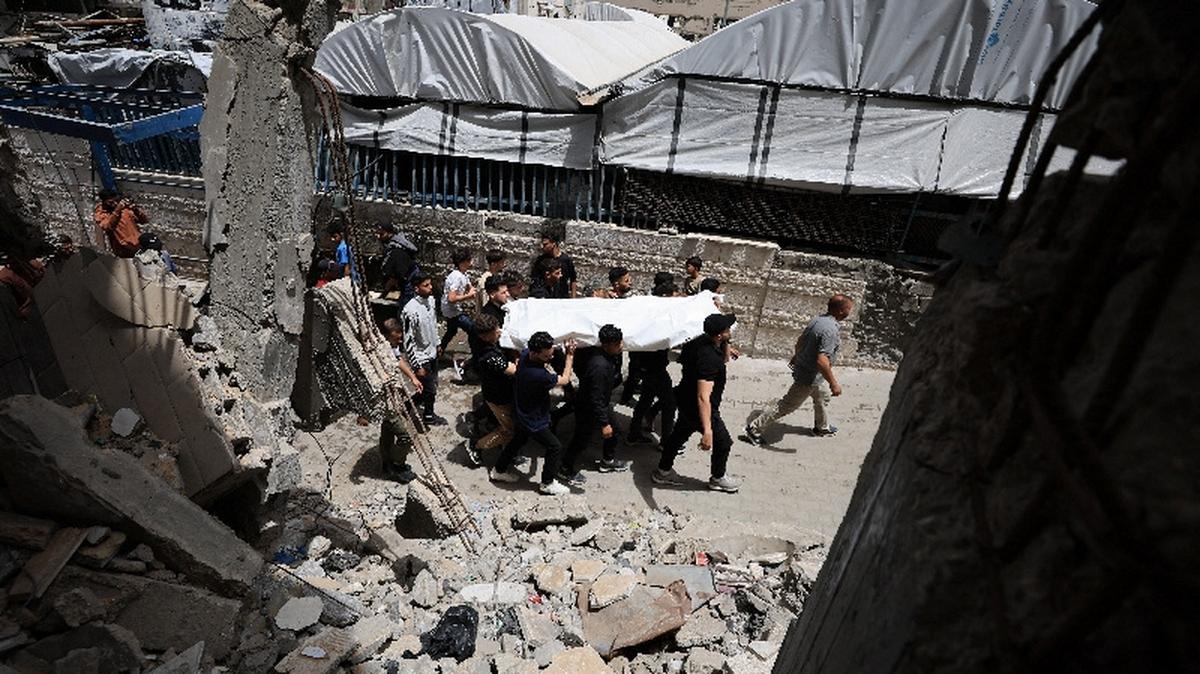 Des personnes en deuil portent un corps lors des funérailles de Palestiniens qui ont été tués lors d'une frappe israélienne, selon des médecins, dans la ville de Gaza, le 17 mai 2026. REUTERS/Dawoud Abu Alkas