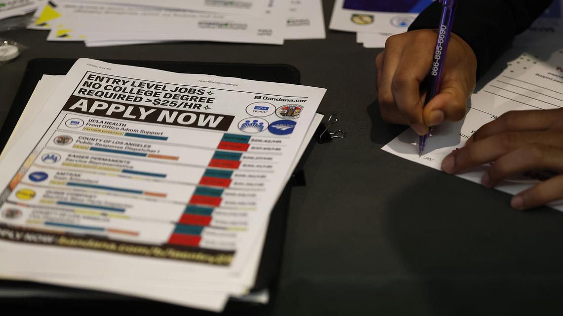 US jobless claims plunge to 189,000, lowest since 1969