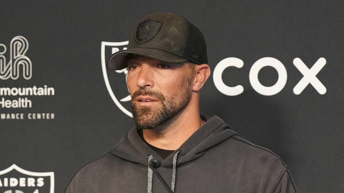  Jun 3, 2026; Henderson, NV, USA; Las Vegas Raiders defensive coordinator Rob Leonard speaks during a news conference during organized team activities at Intermountain Health Performance Center. Mandatory Credit: Candice Ward-Imagn Images | Candice Ward-Imagn Images 