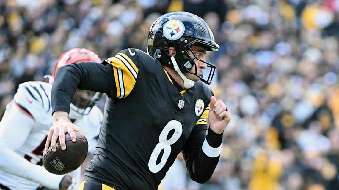  Nov 16, 2025; Pittsburgh, Pennsylvania, USA; Pittsburgh Steelers quarterback Aaron Rodgers (8) runs with the ball against the Cincinnati Bengals during the first half at Acrisure Stadium. Mandatory Credit: Barry Reeger-Imagn Images | Barry Reeger-Imagn Images 