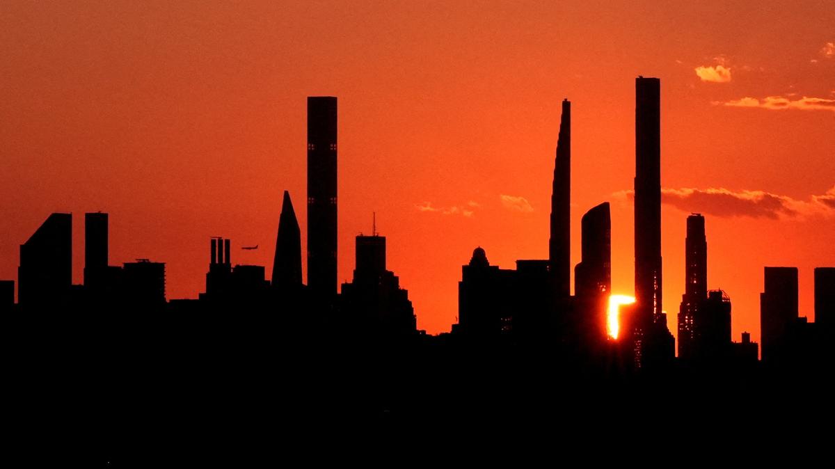 FILE PHOTO: Manhattan skyline at sunset, REUTERS/Eduardo Munoz/File Photo