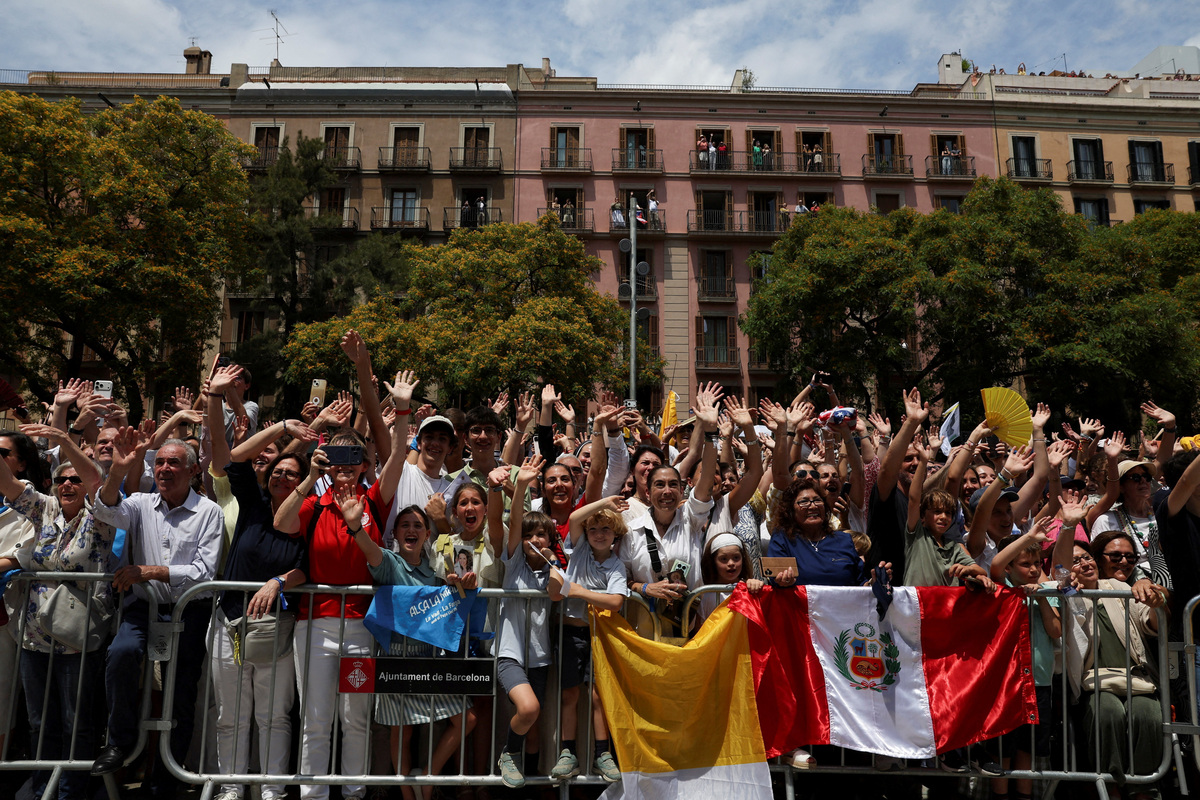 People react after Pope Leo XIV's arrival for midday prayers at the Cathedral of the Holy Cross and Saint Eulalia during his apostolic journey in Barcelona, Spain, June 9, 2026. REUTERS/Nacho Doce