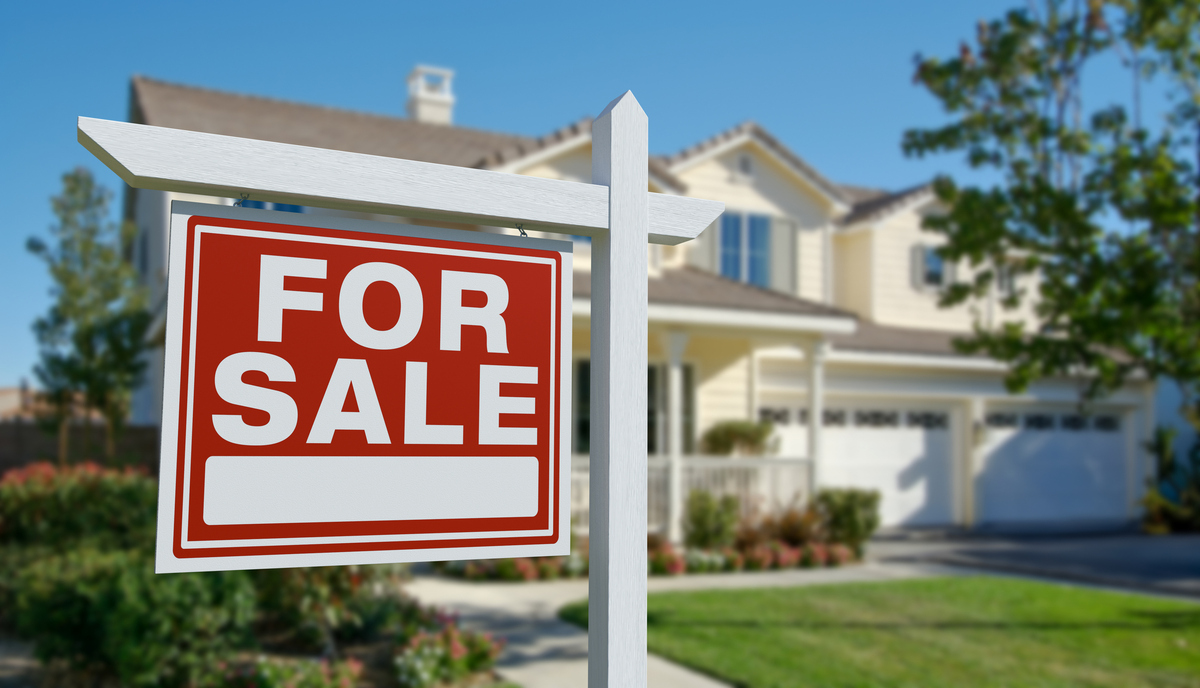  A “For Sale” sign in front of a home. 