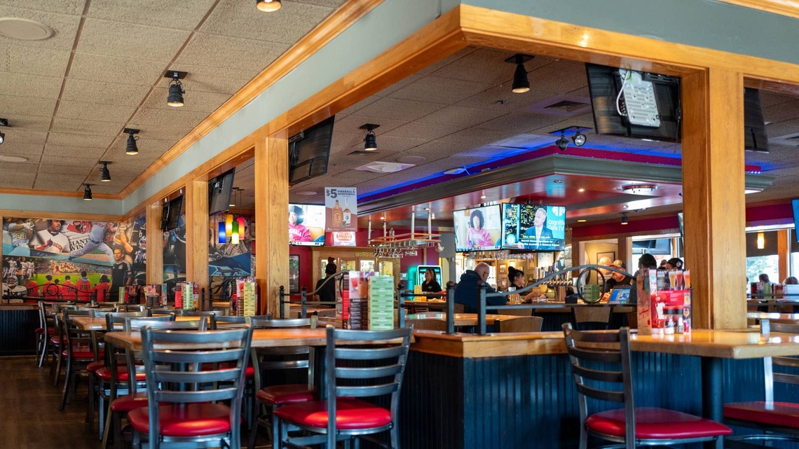 8 Classic Sit-Down Restaurants From Your Childhood That Are Slowly Disappearing 