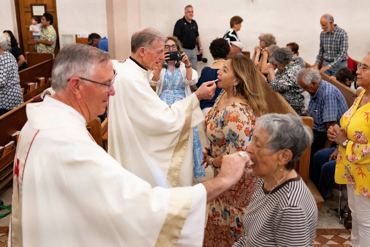 Bishops give communion to congregations during the Border Mass 250 at Sacred Heart of Jesus Catholic Church in Nogales, Arizona, U.S. June 26, 2026.  REUTERS/Rebecca Noble
