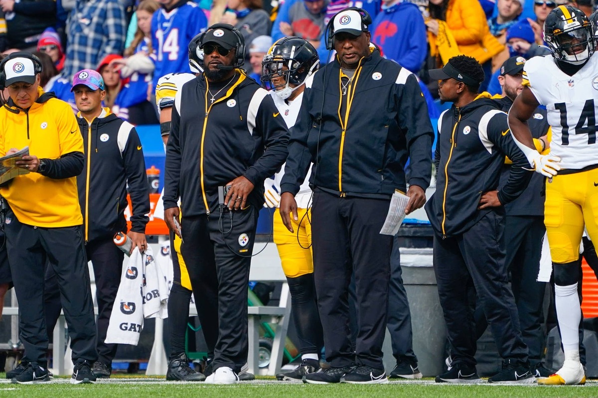  Oct 9, 2022; Orchard Park, New York, USA; Pittsburgh Steelers head coach Mike Tomlin and Pittsburgh Steelers defensive coordinator Teryl Austin look on from the sidelines during the first half against the Buffalo Bills at Highmark Stadium. Mandatory Credit: Gregory Fisher-USA TODAY Sports reuters.com,2022:newsml_MT1USATODAY19223369:956791393
