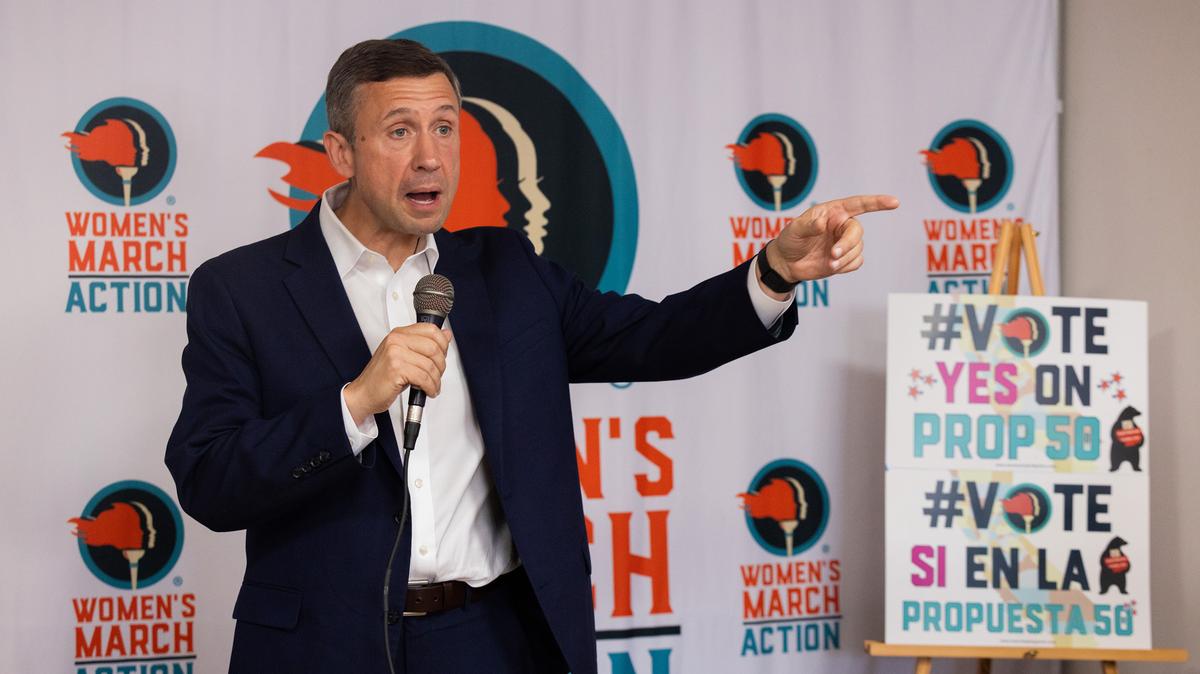Democratic National Committee Chair Ken Martin speaks to a crowd of volunteers at the Women's March Foundation Office on Oct. 23, 2025, in Los Angeles. (Juliana Yamada/Los Angeles Times/TNS)
