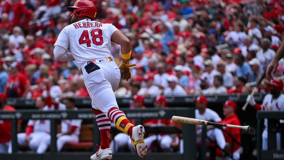 Cardinals erupt for 8 runs vs. Reds to win Game 1 of doubleheader 