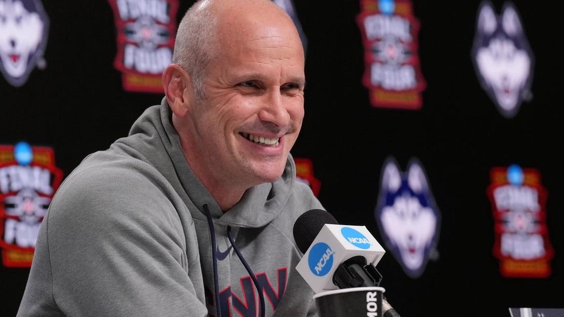 UConn coach Dan Hurley refocuses Huskies: 'Here for ring, not watch' 