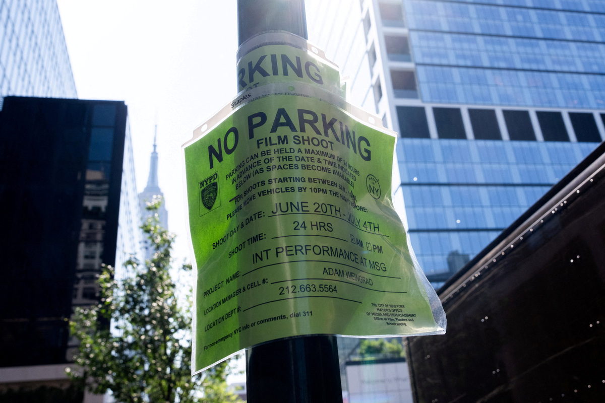 An NYPD No Parking sign is attached to a pole outside of Madison Square Garden, ahead of a reported wedding between Taylor Swift and Travis Kelce, in New York City, U.S., July 1, 2026. REUTERS/Adam Gray REFILE - ADDING INFORMATION