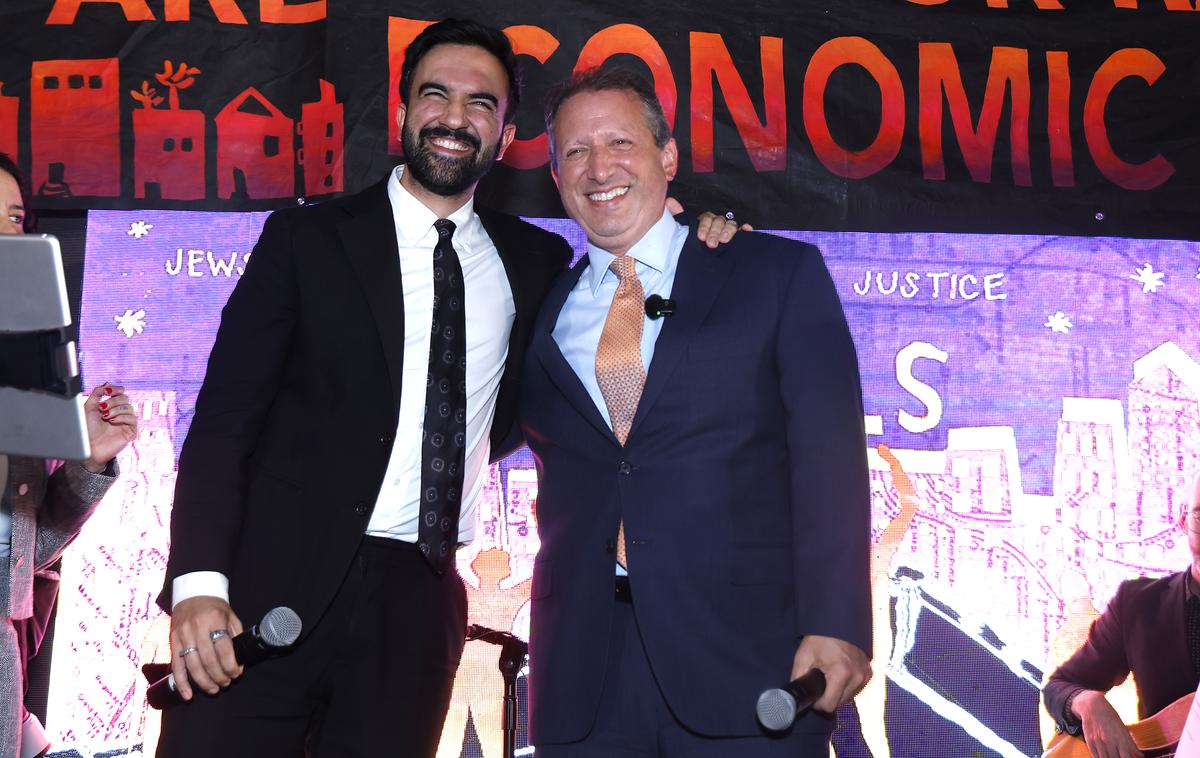  Mayor Zohran Mamdani, left, and Brad Lander pose for a photograph in New York on September 10, 2025. 