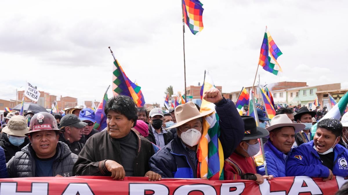 El presidente boliviano Luis Arce, en el centro, camina entre el expresidente Evo Morales, segundo desde la izquierda, y su vicepresidente David Choquehuanca mientras encabeza una marcha denominada “Marcha por la Patria” en Caracollo, Bolivia, el martes 23 de noviembre de 2021. (AP Foto/Juan Karita)