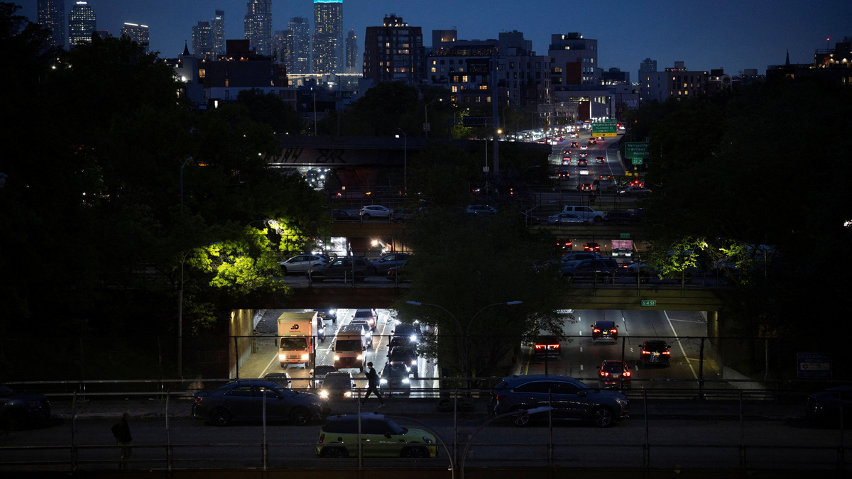 Vehicles travel along the Brooklyn-Queens Expressway with the skyline in the background at dusk in Brooklyn, New York, U.S., April 29, 2026. REUTERS/Ed Ou