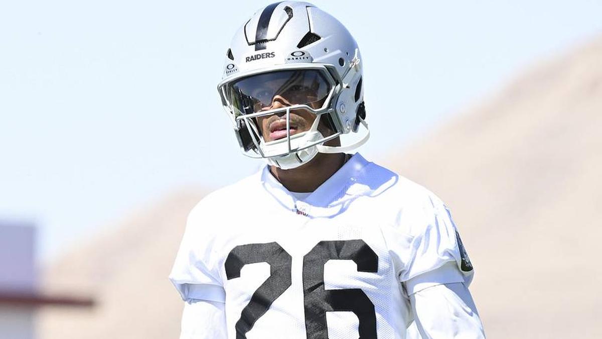  May 20, 2026; Henderson, NV, USA;Las Vegas Raiders cornerback Darien Porter (26) warms up during organized team activities at Intermountain Health Performance Center. Mandatory Credit: Candice Ward-Imagn Images | Candice Ward-Imagn Images 