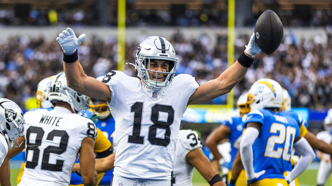 Raiders pull off road upset vs. Chargers, earn first 2-0 start in 5 years