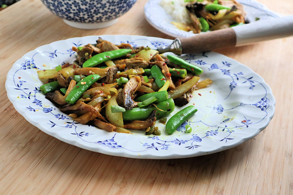Gretchen's table: This spicy stir-fry features oyster mushrooms ...