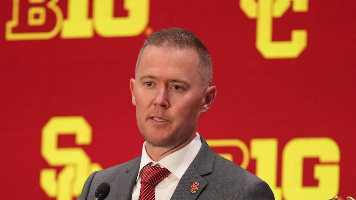  Jul 24, 2025; Las Vegas, NV, USA; USC head coach Lincoln Riley speaks to the media during the Big Ten NCAA college football media days at Mandalay Bay Resort. Mandatory Credit: Lucas Peltier-Imagn Images | Lucas Peltier-Imagn Images 