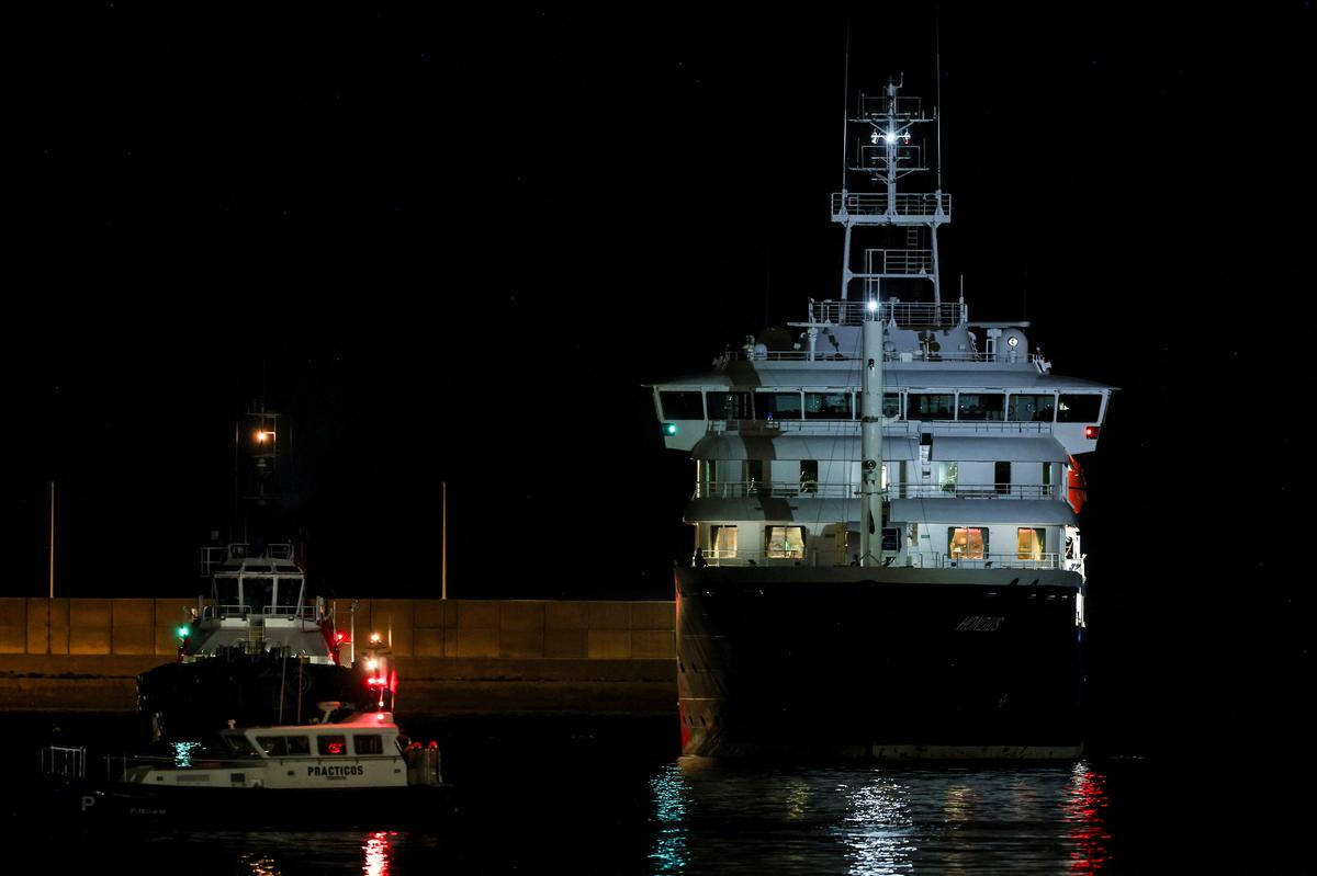 The cruise ship MV Hondius arrives at the port of Granadilla de Abona after being affected by a hantavirus outbreak, in Tenerife, Spain, May 10, 2026. REUTERS/Hannah McKay