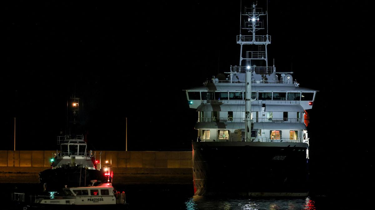 The cruise ship MV Hondius arrives at the port of Granadilla de Abona after being affected by a hantavirus outbreak, in Tenerife, Spain, May 10, 2026. REUTERS/Hannah McKay