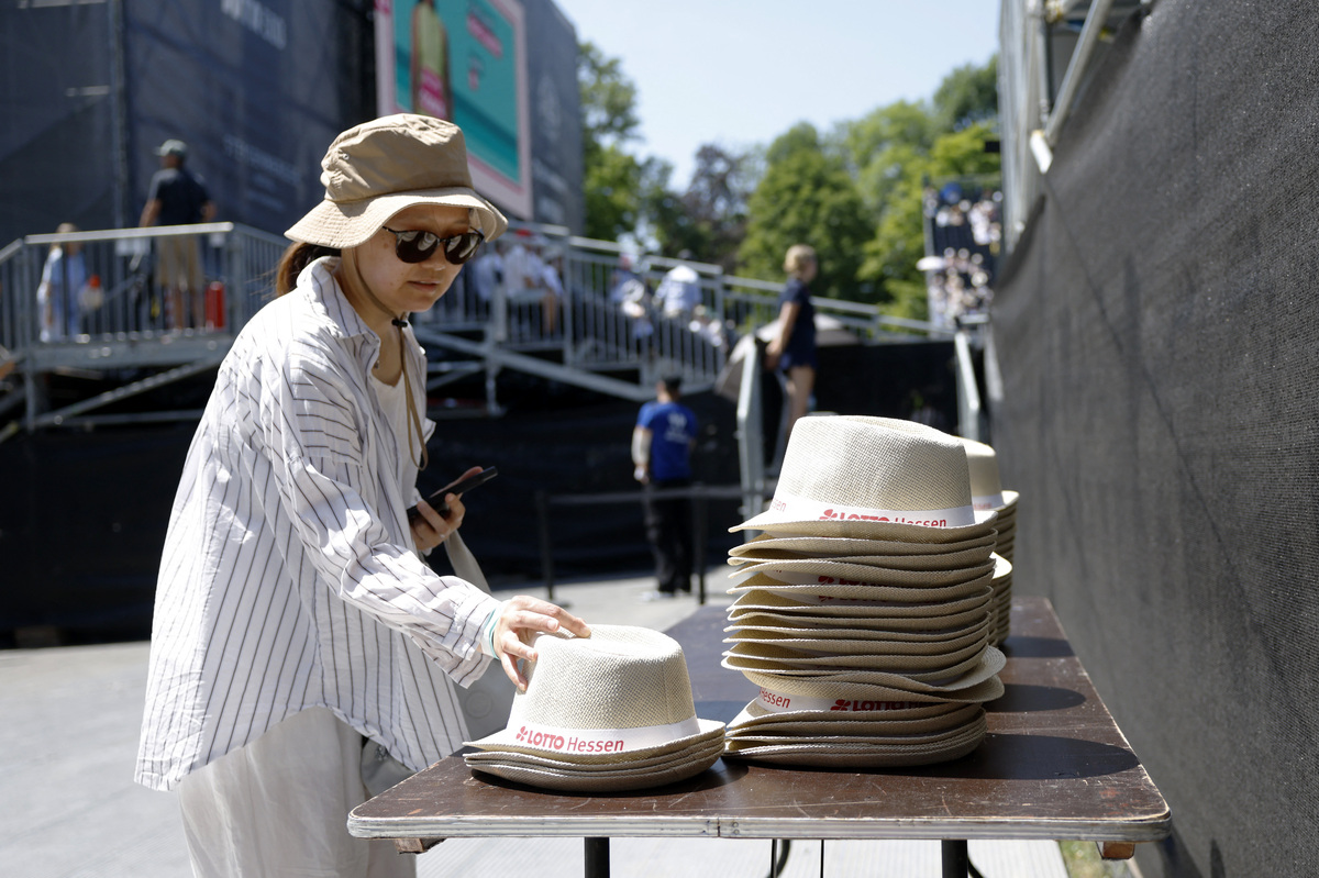 Tennis - WTA 500 - Bad Homburg Open - Bad Homburg Tennis Club, Bad Homburg, Germany - June 26, 2026 Spectators receive complimentary hats amidst the heatwave REUTERS/Heiko Becker