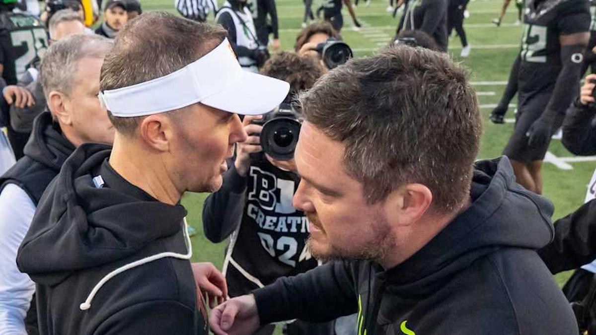 Oregon head coach Dan Lanning, right, and USC head coach Lincoln Riley shake hands postgame as the Oregon Ducks host the USC Trojans on Nov. 22, 2025, at Autzen Stadium in Eugene, Oregon. | Ben Lonergan/The Register-Guard / USA TODAY NETWORK via Imagn Images 