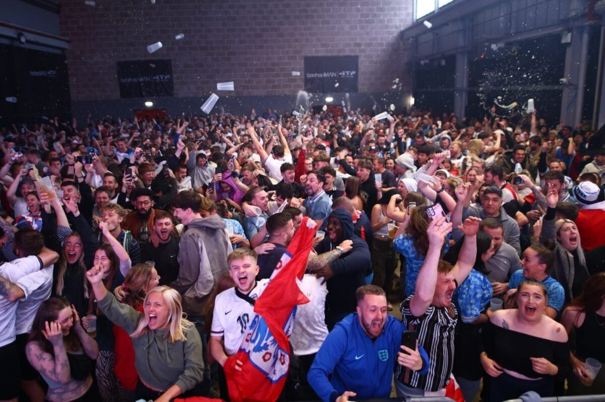  England football fans celebrate. (Tom Wren via SWNS) 