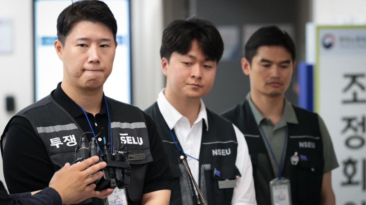 Choi Seung-ho (L), head of Samsung Electronics Co.'s largest labor union, speaks to reporters after attending the third government-led mediation talks with management at the National Labor Relations Commission office in Sejong on Wednesday. Photo by Yonhap