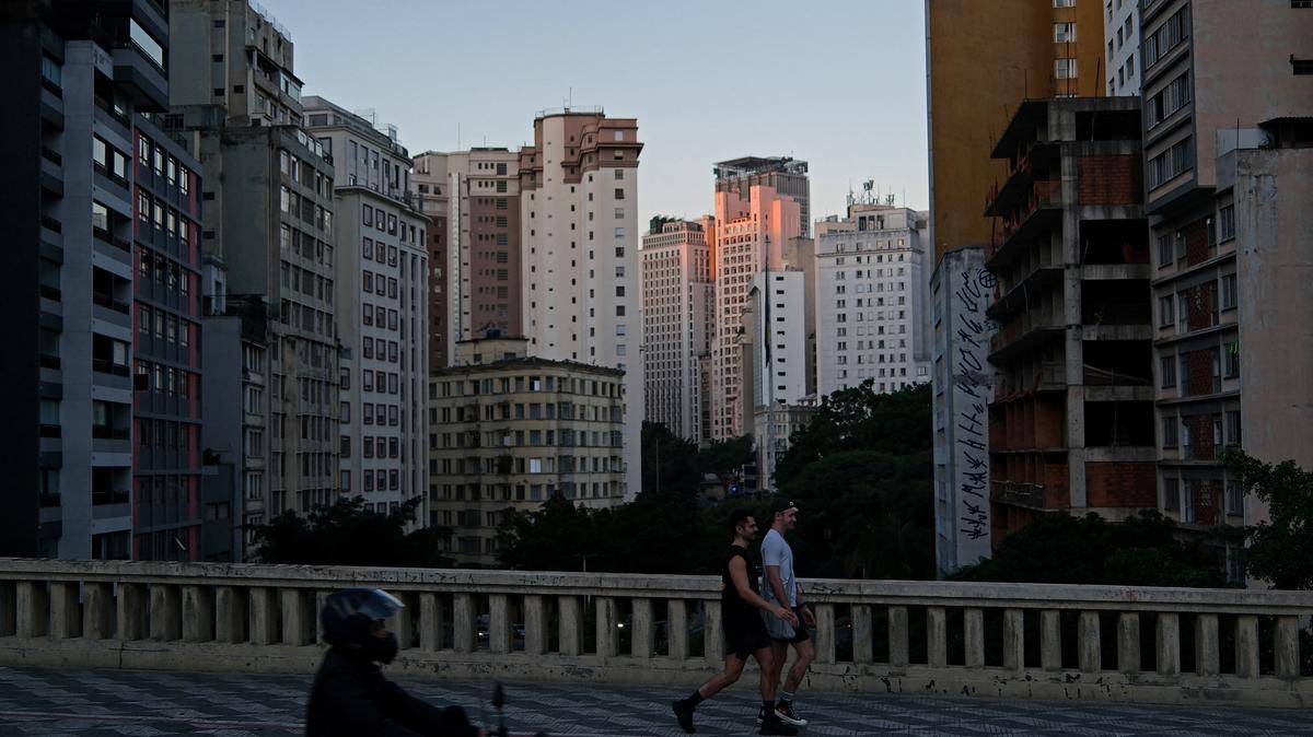 People walk along a street in downtown Sao Paulo, Brazil, May 6, 2026. REUTERS/Amanda Perobelli/File Photo