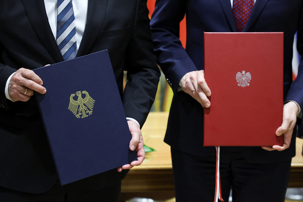 Polish Deputy Prime Minister and Defence Minister Wladyslaw Kosiniak-Kamysz and German Defence Minister Boris Pistorius show signed defence agreements between Poland and Germany, at the Defence Ministry in Warsaw, Poland, June 17, 2026. REUTERS/Kacper Pempel
