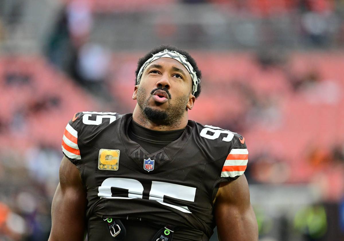  Cleveland Browns defensive end Myles Garrett warming up before a game. Ken Blaze-Imagn Images