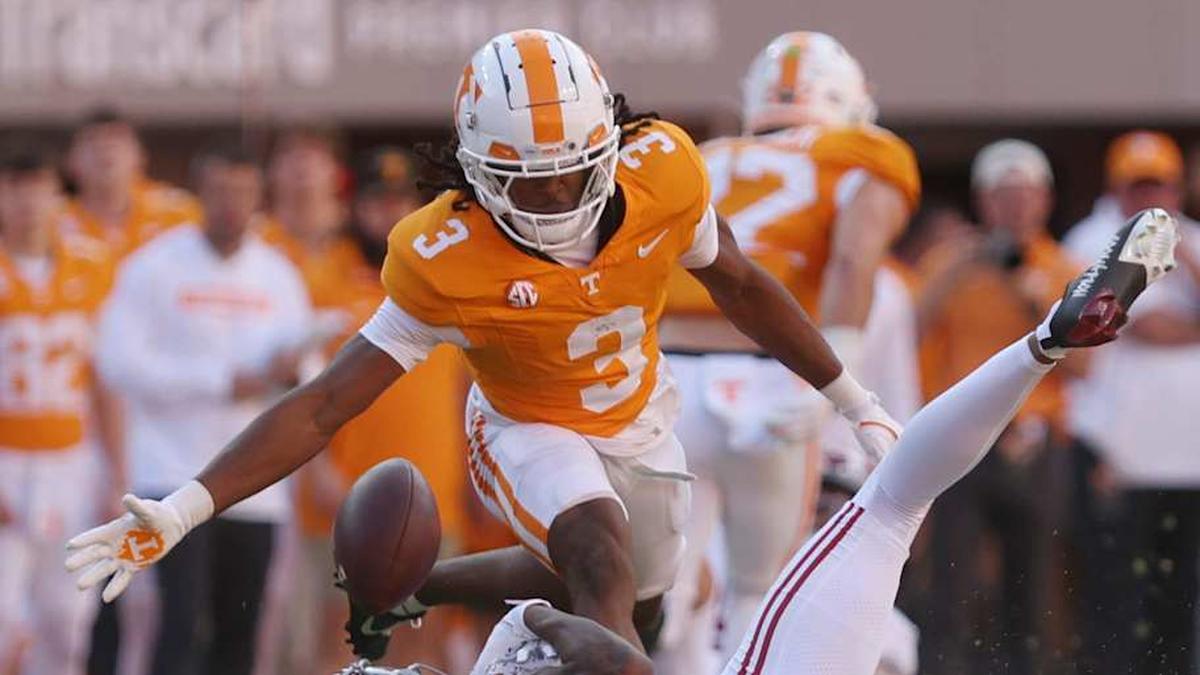  Oct 19, 2024; Knoxville, Tennessee, USA; Alabama Crimson Tide wide receiver Ryan Williams (2) is unable to make a catch while against Tennessee Volunteers defensive back Jermod McCoy (3) during the first quarter at Neyland Stadium. Mandatory Credit: Alan Poizner-Imagn Images | Alan Poizner / USA TODAY NETWORK via Imagn Images 
