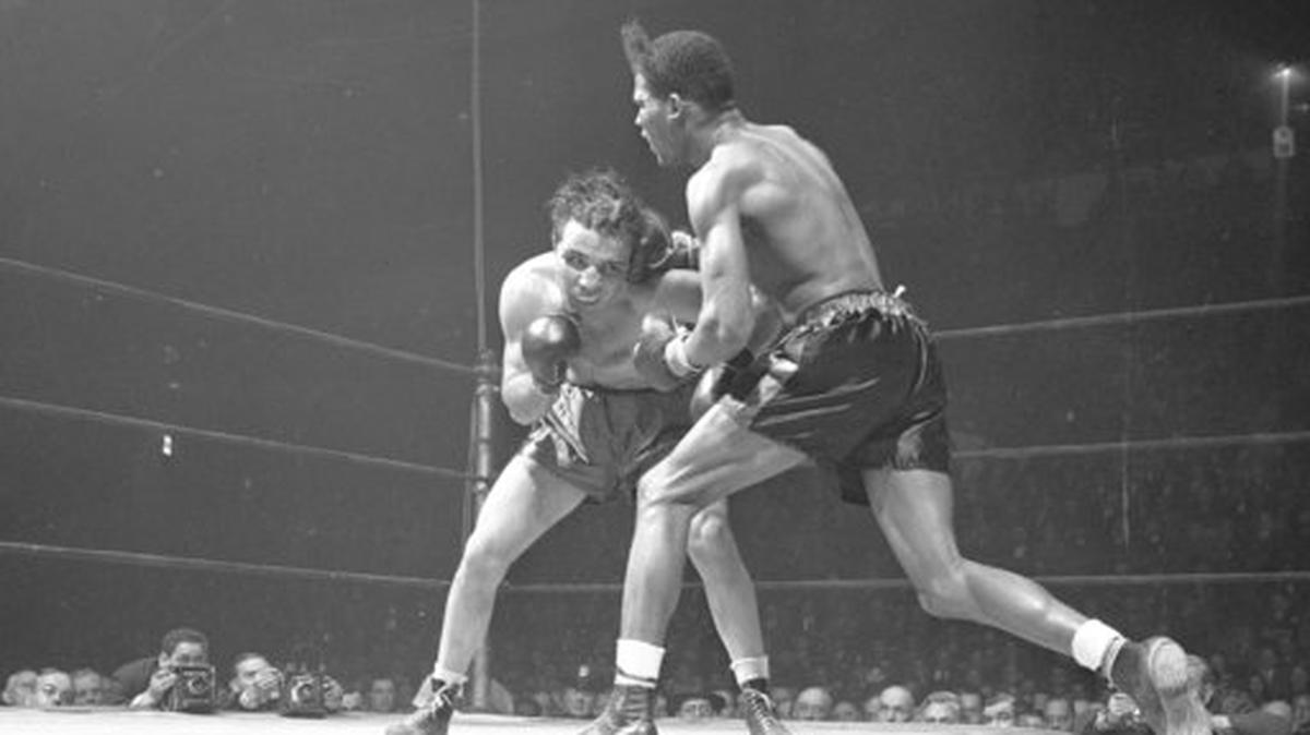 Foto de archivo. En esta foto del 23 de febrero de 1945, Jake LaMotta, izquierda, y “Sugar” Ray Robinson, pelean en el Madison Square Garden en Nueva York. Robinson ganó la pelea por decisión.