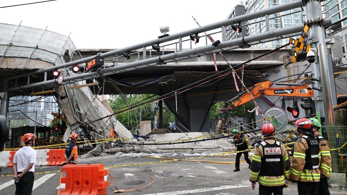 Police and fire officials conduct operations at the Seosomun Overpass in western Seoul, where a collapse occurred on Tuesday. Photo by Yonhap
