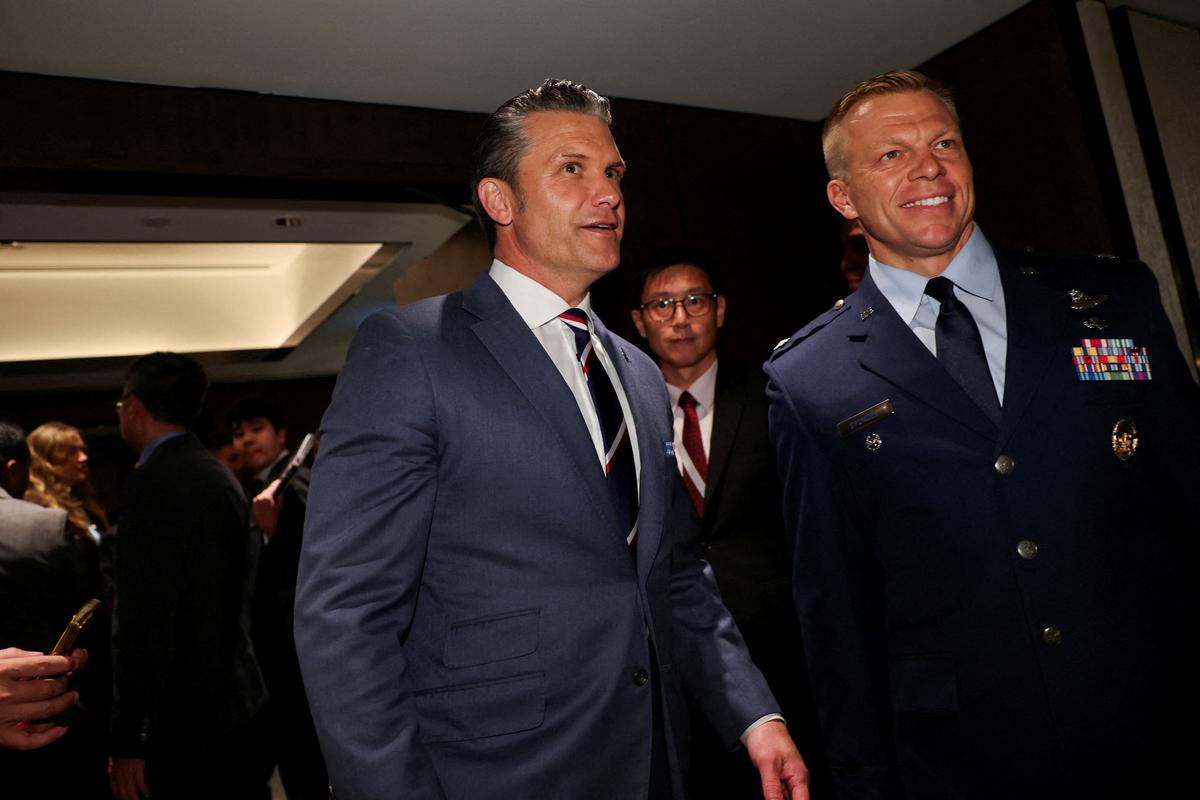 FILE PHOTO: U.S. Secretary of Defense Pete Hegseth attends a ministerial round table lunch meeting on the sidelines of the IISS Shangri-La Dialogue security summit in Singapore, May 30, 2026. REUTERS/Edgar Su/File Photo
