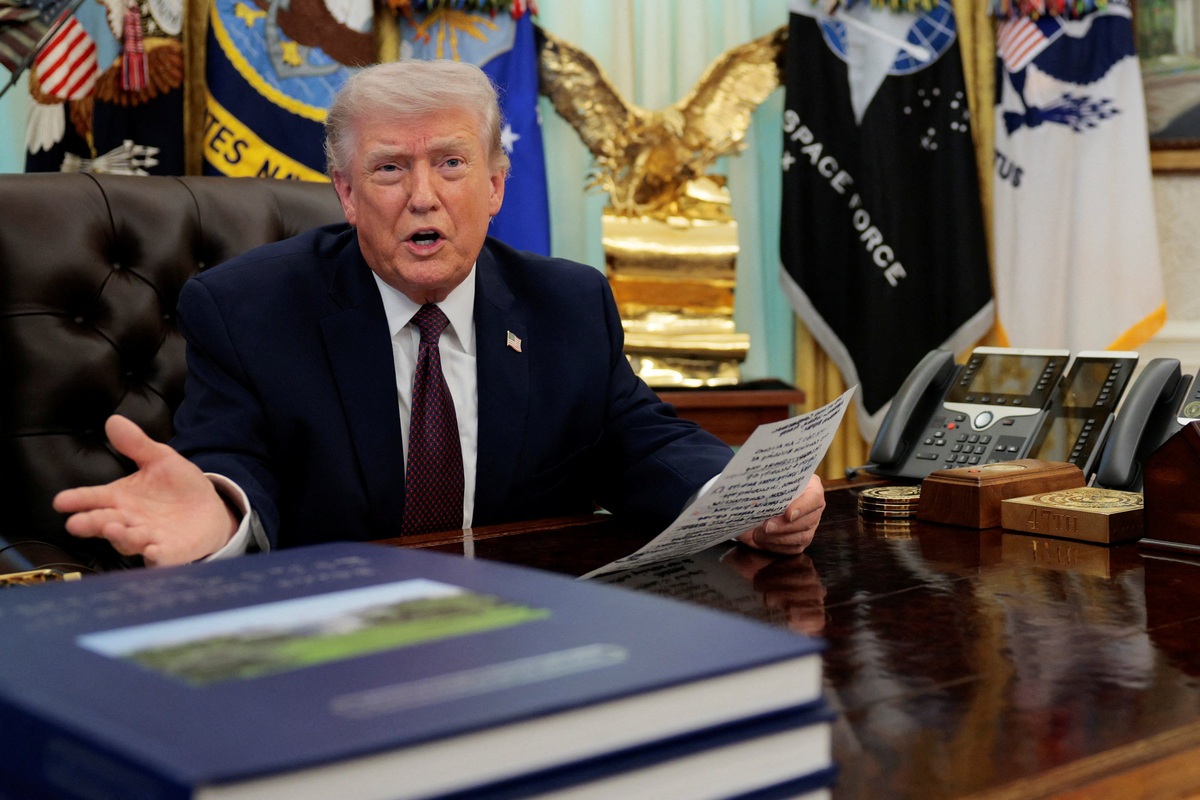 U.S. President Donald Trump speaks during the signing ceremony for an executive order on mail ballots, in the Oval Office of the White House in Washington, D.C., March 31, 2026.  REUTERS/Evan Vucci