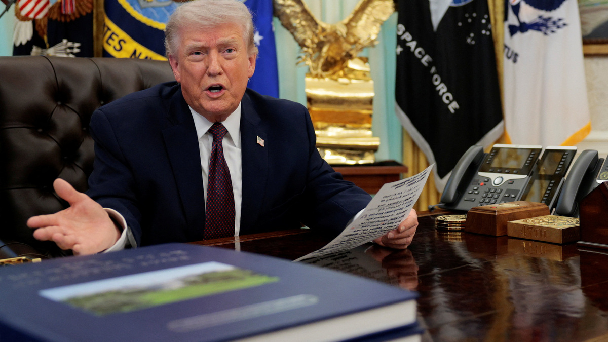 U.S. President Donald Trump speaks during the signing ceremony for an executive order on mail ballots, in the Oval Office of the White House in Washington, D.C., March 31, 2026.  REUTERS/Evan Vucci