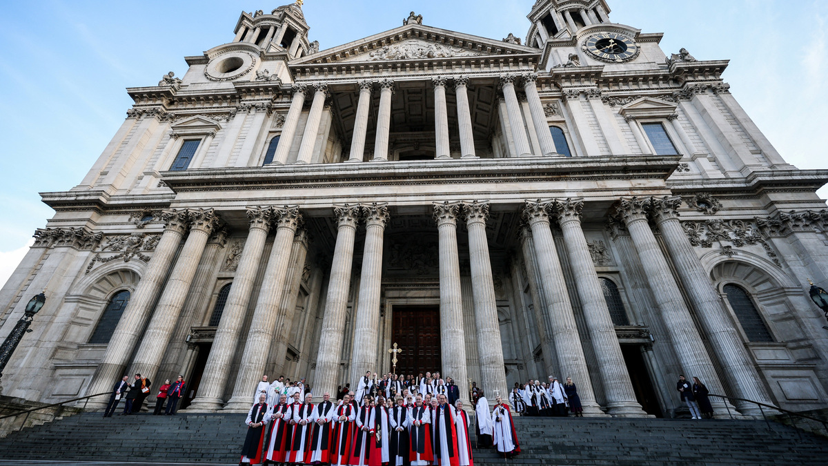 Britain's Archbishop of Canterbury Sarah Mullally poses for a group photograph with bishops after the service of confirmation of her election at St Paul’s Cathedral, where she officially became the 106th Archbishop of Canterbury and the first-ever female to lead the Church of England, in London, Britain, January 28, 2026. REUTERS/Isabel Infantes