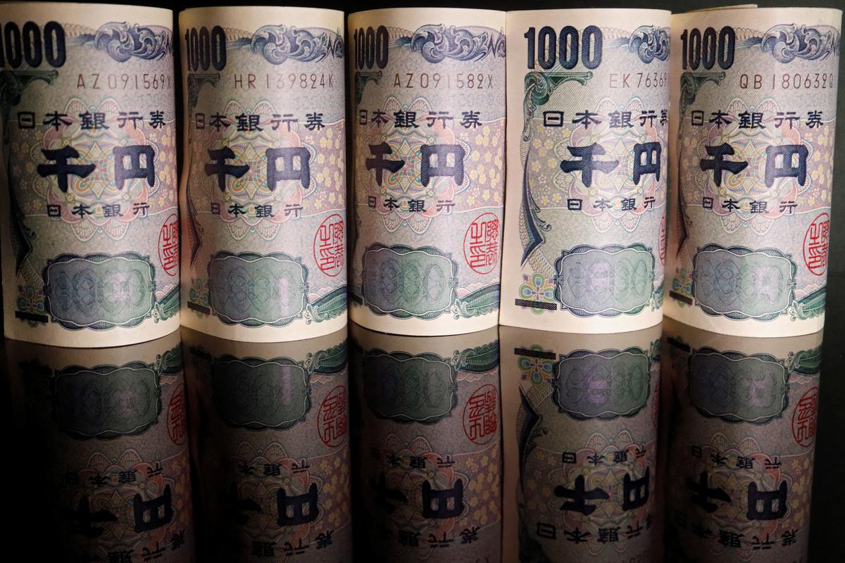 Banknotes of Japanese yen are seen in this illustration picture taken September 23, 2022. REUTERS/Florence Lo/Illustration