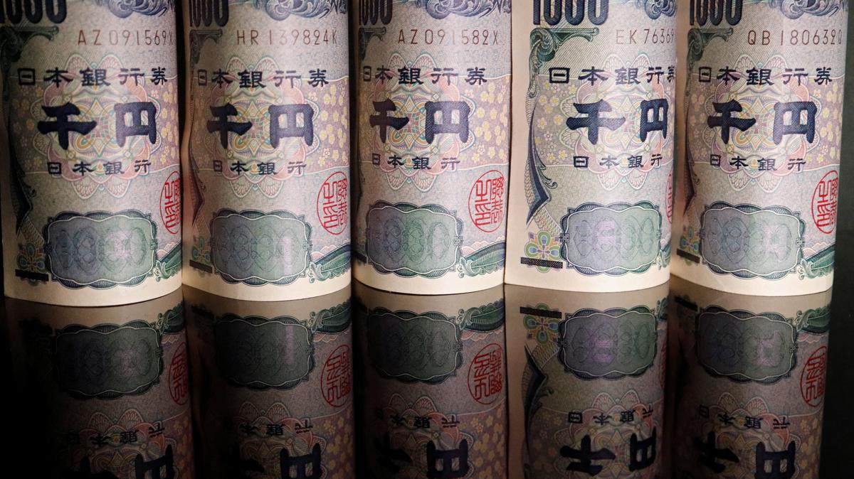 Banknotes of Japanese yen are seen in this illustration picture taken September 23, 2022. REUTERS/Florence Lo/Illustration