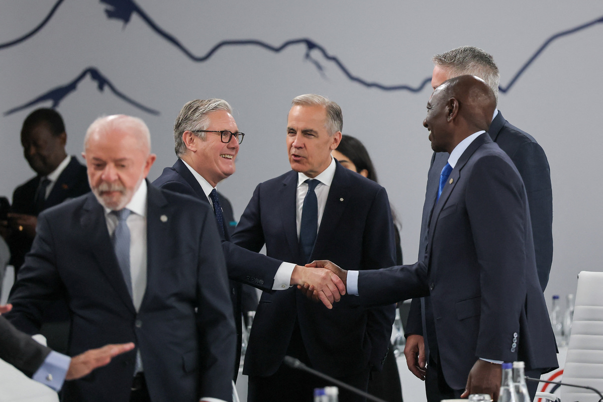 British Prime Minister Keir Starmer, Kenya's President William Ruto, Canadian Prime Minister Mark Carney and Brazil's President Luiz Inacio Lula da Silva arrive for a working session with  G7 leaders and outreach partners on promoting economic growth, during the G7 Summit in Evian, France, June 17, 2026. REUTERS/Christian Hartmann