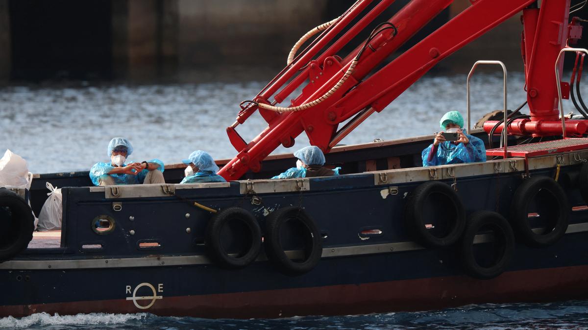 People from the cruise ship MV Hondius, affected by a hantavirus outbreak, are transferred by boat to the port after disembarking, at the port of Granadilla de Abona, in Tenerife, Spain, May 10, 2026. REUTERS/Hannah McKay