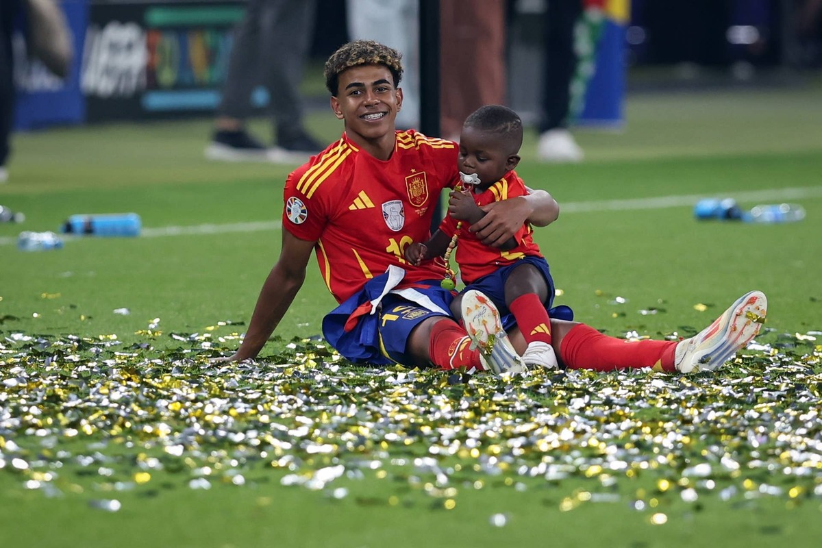  BERLIN, GERMANY - JULY 14: Lamine Yamal of Spain celebrate with his brother Keyne Yamal after their sides victory the UEFA EURO 2024 final match between Spain and England at Olympiastadion on July 14, 2024 in Berlin, Germany. (Photo by Stefan Matzke - sampics/Getty Images) Photo by Stefan Matzke - sampics/Getty Images