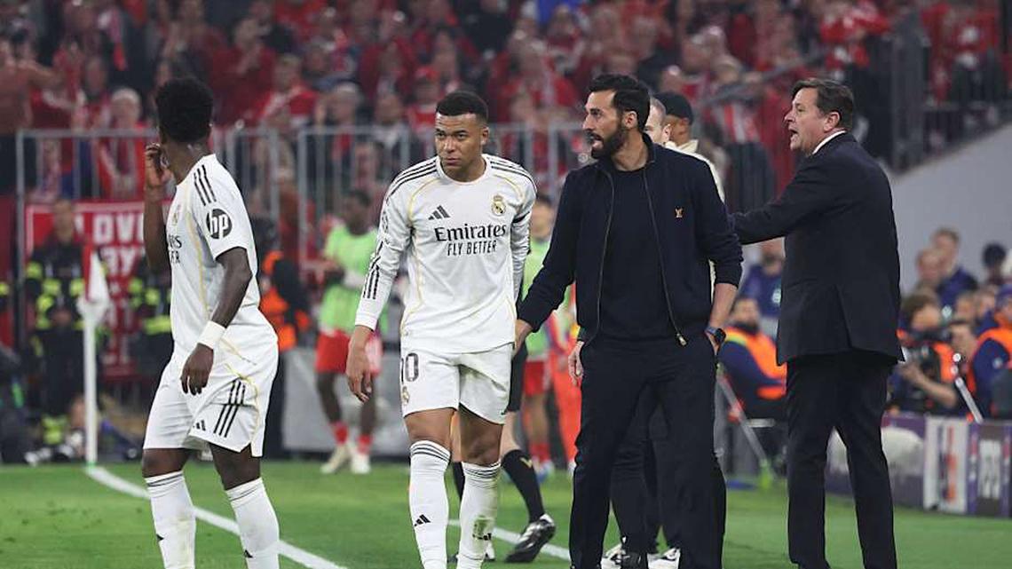  Álvaro Arbeloa (right) was handed a team with systemic problems. | Karl-Josef Hildenbrand/AFP/Getty Images 