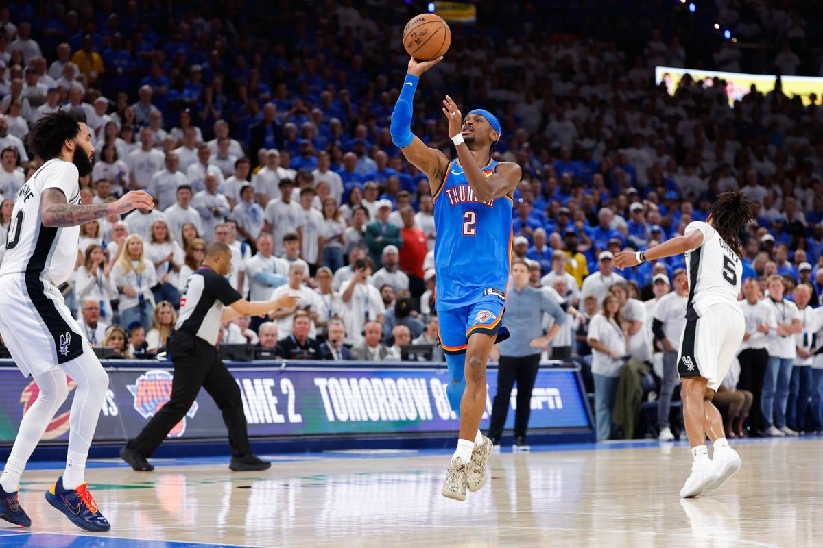  Oklahoma City Thunder guard Shai Gilgeous-Alexander (2) shoots during the fourth quarter against the San Antonio Spurs. 